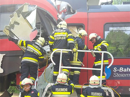 В Австрии в результате столкновения двух поездов пострадали люди. ФОТО