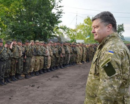 Порошенко отправил на дембель военных призванных ровно год назад