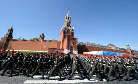 Праздник для избранных - На Парад в Москве не пускают рядовых россиян