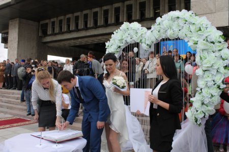 В Харькове зарегистрировали самую массовую церемонию бракосочетания. ФОТО