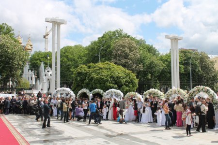 В Харькове зарегистрировали самую массовую церемонию бракосочетания. ФОТО