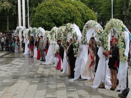 В Харькове зарегистрировали самую массовую церемонию бракосочетания. ФОТО