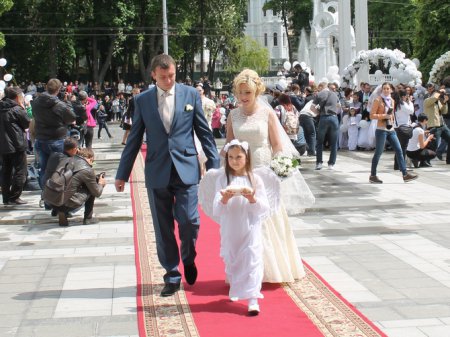 В Харькове зарегистрировали самую массовую церемонию бракосочетания. ФОТО