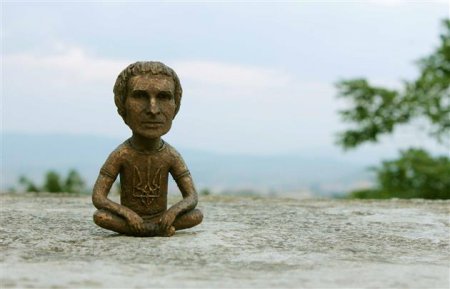 Мукачево подарило Святославу Вакарчуку на 40-летие мини-скульптуру. ФОТО