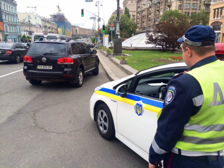 Автономера ВР - это уже не круто - сотрудник ГАИ поставил на место депутата