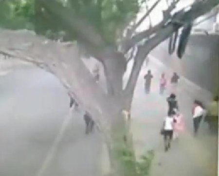 В Китае на людей упала стена. ВИДЕО