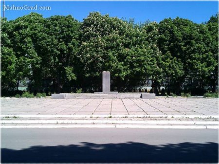 На родине Махно "лениноборцы" свалили истукана. ФОТО