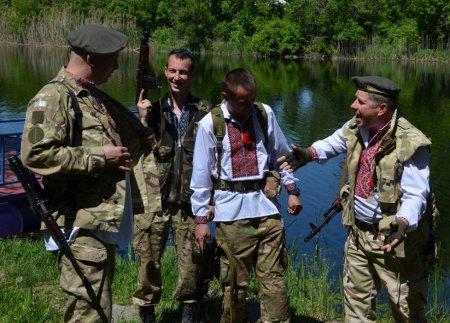 На передовой воины АТО также празднуют День вышиванки. ФОТО