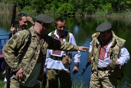 На передовой воины АТО также празднуют День вышиванки. ФОТО