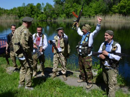 На передовой воины АТО также празднуют День вышиванки. ФОТО