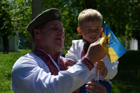 На передовой воины АТО также празднуют День вышиванки. ФОТО