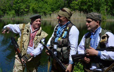 На передовой воины АТО также празднуют День вышиванки. ФОТО