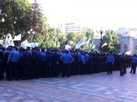 В результате митинга под Верховной Радой пострадали четыре милиционера