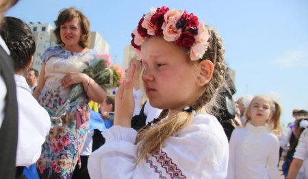 Симферопольские выпускники надели вышиванки. ФОТО