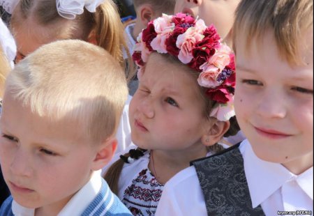 Симферопольские выпускники надели вышиванки. ФОТО