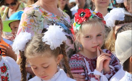 Симферопольские выпускники надели вышиванки. ФОТО