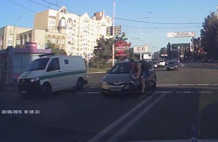 В Киеве произошло непонятное ДТП. ВИДЕО