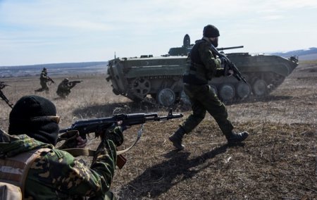 Весь день террористы обстреливали Широкино. На Луганщине под огонь попал санитарный автомобиль