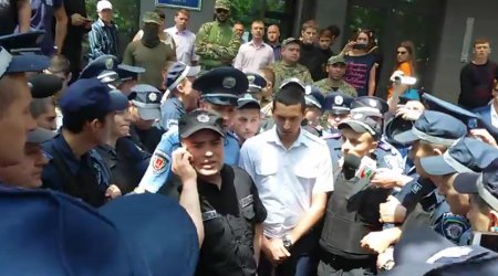 Как милиционеры Одессы защитили прокурора от "мусорной люстрации". ВИДЕО
