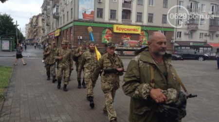 Украинские военнослужащие из-за своего командования пешком идут из Запорожья в Мариуполь