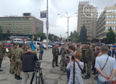 Украинские военнослужащие из-за своего командования пешком идут из Запорожья в Мариуполь