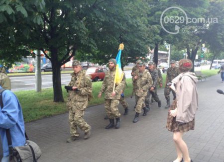 Украинские военнослужащие из-за своего командования пешком идут из Запорожья в Мариуполь