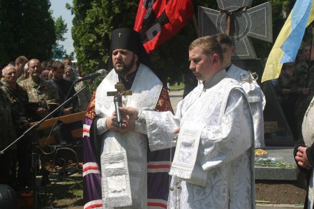 На Волыни активисты открыли памятник Саше Билому (Александру Музычко)