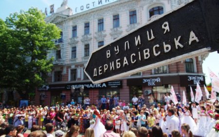 Одесса окунулась в счастье - на Дерибассовской прошел Парад Невест. ФОТО