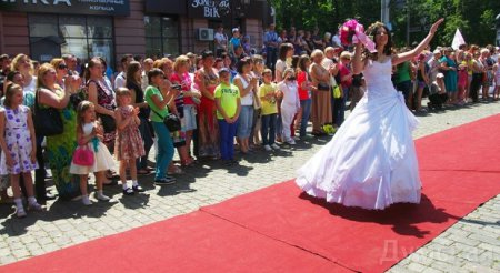 Одесса окунулась в счастье - на Дерибассовской прошел Парад Невест. ФОТО