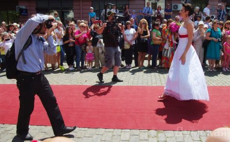 Одесса окунулась в счастье - на Дерибассовской прошел Парад Невест. ФОТО