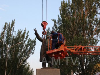 В Мелитополе без шума и пыли демонтировали троих "Лениных". ФОТО