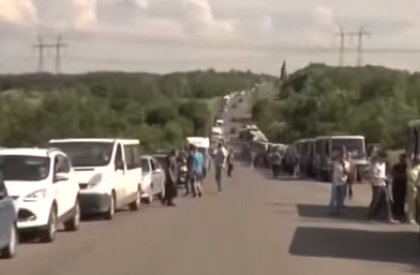 Электронные пропуска только усугубили ситуацию на дорогах Донбасса