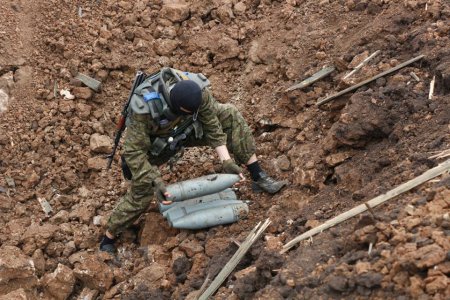 Украинские саперы АТО чистят Донбасс от фугасов, растяжек и мин. ФОТО