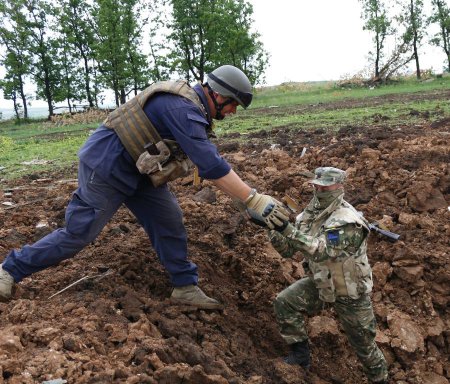 Украинские саперы АТО чистят Донбасс от фугасов, растяжек и мин. ФОТО