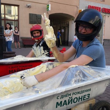 В Москве поздравляли с днем рождения ... майонез. ФОТО