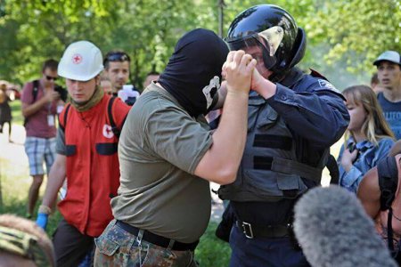 Тяжело раненный милиционер, защищавший гей-парад, в реанимации на аппарате искусственного дыхания