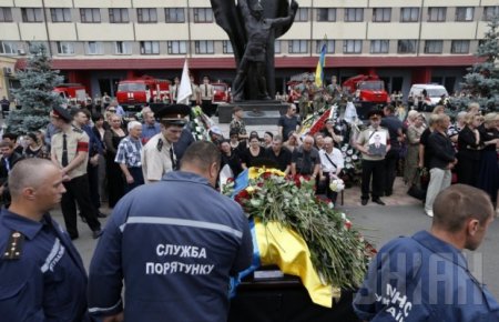 В Киеве похоронили спасателей, погибших при пожаре под Васильковым. ФОТО