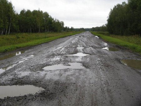 На Винниччине люди перекрыли две трассы и требуют ремонта дорог (ТВ, видео)