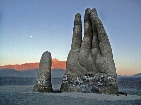 На песках самой сухой на Земле пустыне возвышается гигансткая рука. ФОТО