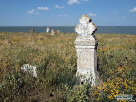 Обнаженные останки и части гробов: В лечебный лиман на Одесщине сползает старое кладбище