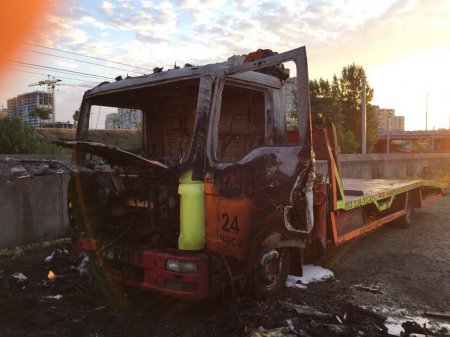 В Киеве до тла сожжен манипулятор для МАФов. ФОТО