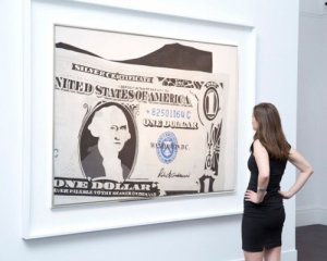 На аукционе Sotheby' с молотка пошла картина Уорхола "Один доллар"