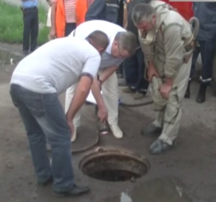 В Харькове в канализационном колодце нашли 4 погибших (ТВ, видео)