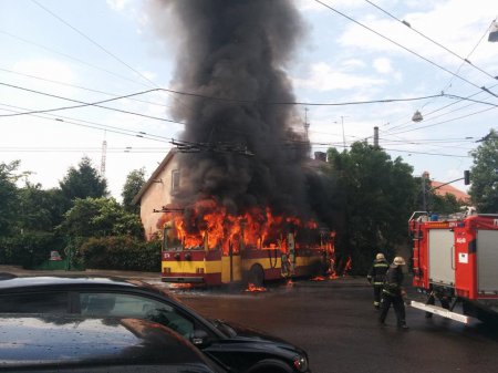 Во Львове дотла выгорел троллейбус. ФОТО, ВИДЕО