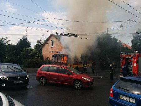 Во Львове дотла выгорел троллейбус. ФОТО, ВИДЕО