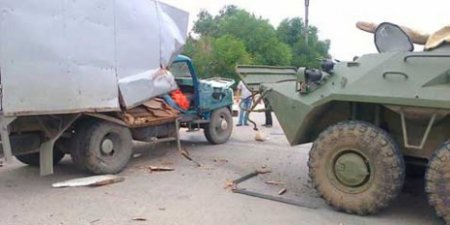 В оккупированном Джанкое БТР россиян врезался в грузовик. ФОТО