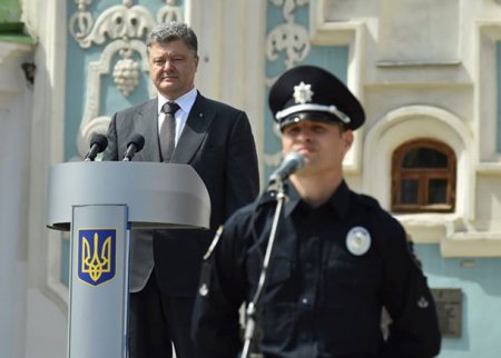 “А кто говорил, что будет легко. У вас сложнее ситуация, чем у воинов на Донбассе” — Порошенко новой полиции