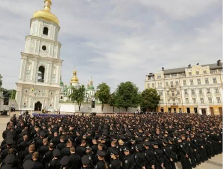 “А кто говорил, что будет легко. У вас сложнее ситуация, чем у воинов на Донбассе” — Порошенко новой полиции