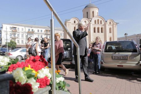 Киевляне несут цветы к посольству Нидерландов. ФОТО