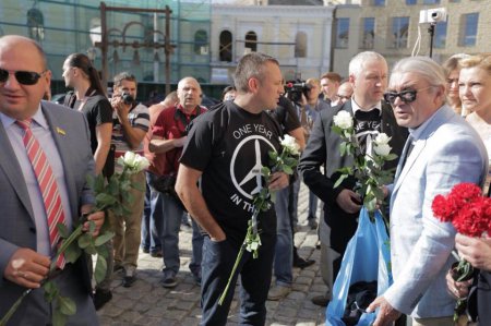 Киевляне несут цветы к посольству Нидерландов. ФОТО